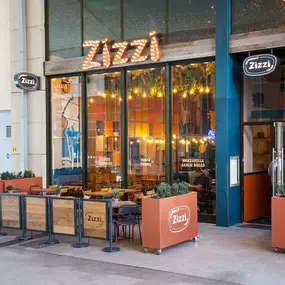 Zizzi High Wycombe exterior view of outside dining area and gloss frontage.