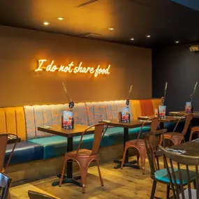 Zizzi Guildford, neon sign saying 'I do not share food'.