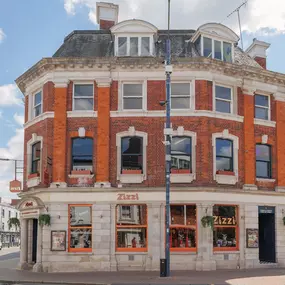 Zizzi Kingston, Exteriors