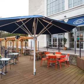 Zizzi - Bluewater stylish lake side entrance and seating area