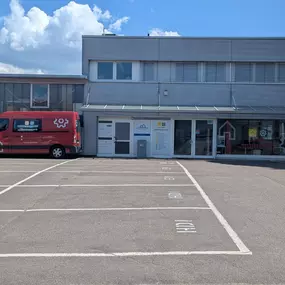 Außenansicht mit Parkplatz von HDI Versicherungen: Erdem Akcan in  Freiberg am Neckar