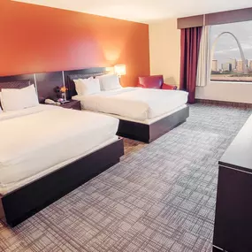 You’ll sleep and feel like royalty when you stay with us. Inside our smoke-free hotel, each room is guaranteed to feel like the comforts of home. Enjoy spectacular views of the Gateway Arch, downtown St. Louis and first-class amenities while being just steps away from world class gaming, dining and our DraftKings at Casino Queen Sportsbook.