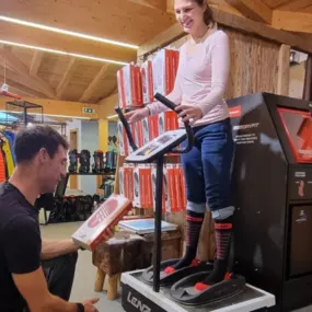 Gut gewartete Ski und Snowboards sind der Schlüssel zu mehr Fahrspaß auf der Piste.