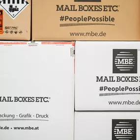 Das Team von Mail Boxes Etc. besteht aus engagierten und erfahrenen Experten, die sich darauf konzentrieren, Ihnen den bestmöglichen Service zu bieten. Wir sind stolz darauf, ein professionelles und freundliches Team zu haben, das Ihnen bei allen Fragen und Anliegen rund um den Versand und andere Dienstleistungen zur Verfügung steht.