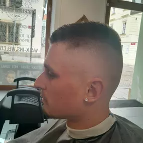 kvalitní fade & skin fade (postupný přechod do ztracena)  naším velmi zkušeným Barberem Mustafou