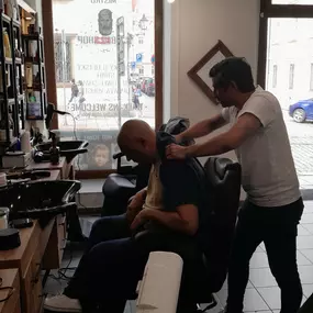 uvolňující relaxační masáž šíje a ramen je součástí našeho tradičního Tureckého holení / relaxing head & shoulders massage is a part of our hot towel shave service