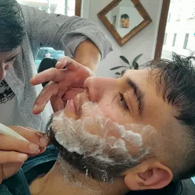 Holení  tradiční Tureckou metodou HOT TOWEL SHAVE pomocí napařeného ručníku a páry velice zjemní oholení, které vydrží déle hladké