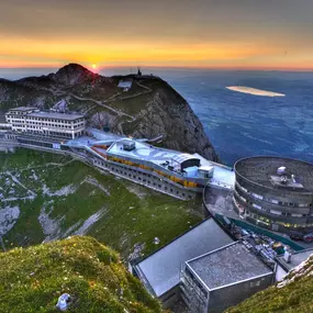 Hotel Bellevue bei Sonnenuntergang im Sommer.