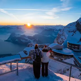 Hotel Bellevue bei Sonnenaufgang im Winter.