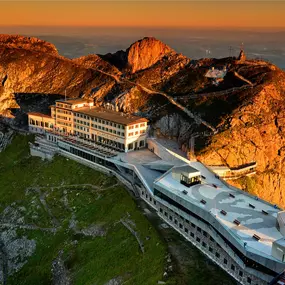 Hotel Pilatus-Kulm bei Sonnenaufgang im Sommer