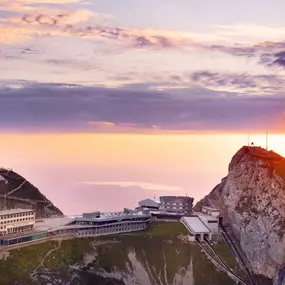 Hotel Pilatus-Kulm bei Sonnenaufgang im Sommer