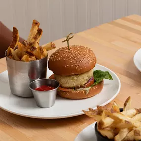 CRAB CAKE SANDWICH
lettuce, tomato, onion, sesame bun, tartar sauce, garden greens
Available on our Prix Fixe Three-Course Dinner Menu