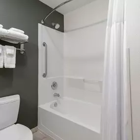 Guest room bath