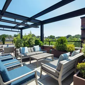The Mason Apartments feature an indoor/outdoor amenity deck perfect for relaxing and entertaining.