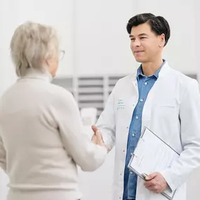 Radiologe Dr. med. Michael Ho aus Münster mit Patientin