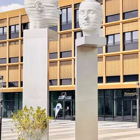 Bild von Statuen- AXA/DBV Münter & Wihan GmbH - Kfz-Versicherung in  Berlin