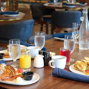 Breakfast buffet and a la carte options