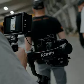 Videograf bei der Arbeit mit einer Ronin-Kameraausrüstung, Welf Online Produktion hinter den Kulissen