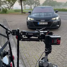 Kamera filmt Auto im Freien während einer Videoproduktion