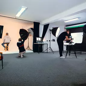 Professionelles Fotoshooting im Studio von Welf Online, Fotograf und Assistent bereiten das Setup vor