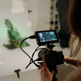 Fotografin bei der Arbeit mit einer Kamera im Welf Online Studio