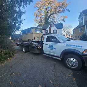 E&L Towing LLC offers more than just our trustworthy auto towing services. We also offer junk car removal. If you have an old and unwanted car we can tow it away for you!