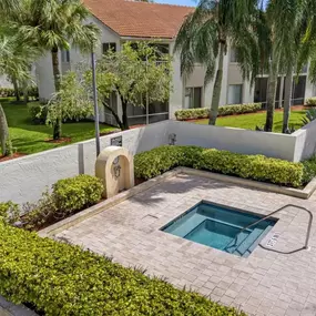 Newly renovated jacuzzi with 360 deck.