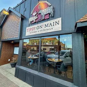 Whether you’re joining us for a casual lunch, a romantic dinner, or a gathering with friends, Tipsy on Main provides a warm, inviting ambiance that’s perfect for any occasion.