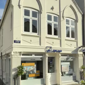 Außenansicht der AXA & DBV Versicherung Tim Dau in Schleswig