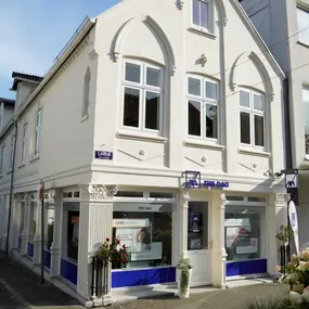 Außenansicht der AXA & DBV Versicherung Tim Dau in Schleswig