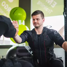 EMS Training bei Physio Kris in Erlangen – moderne Physiotherapie in der Innenstadt