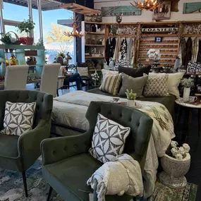 Warmer weather brings thoughts of green and spring— Enjoy!
#decor 
#vintagedecor 
#ilovegreen 
#rockwalltexas 
#boutiqueshopping