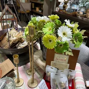 Warmer weather brings thoughts of green and spring— Enjoy!
#decor 
#vintagedecor 
#ilovegreen 
#rockwalltexas 
#boutiqueshopping