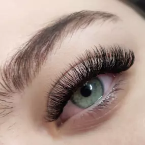 A perfect blend of classic and volume lashes for a fuller, textured look.