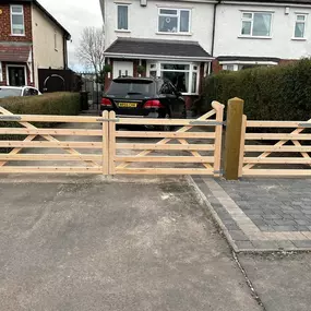 Bild von A B Wooden Gates & Garage Doors Ltd