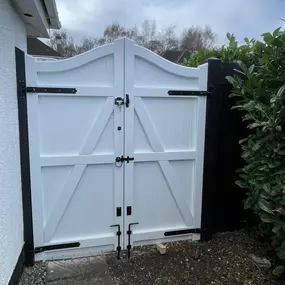 Bild von A B Wooden Gates & Garage Doors Ltd