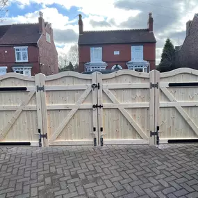 Bild von A B Wooden Gates & Garage Doors Ltd