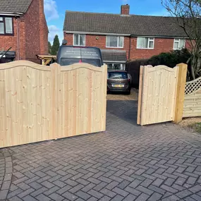 Bild von A B Wooden Gates & Garage Doors Ltd