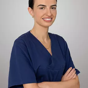 Medine Iseni, Dentalassistentin in der Zahnimplantatpraxis Zürich