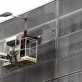 Bild von Piepenbrock Dienstleistungen GmbH & Co. KG | Gebäudereinigung | Facility Management  | Sicherheit I Glas- und Fassadenreinigung