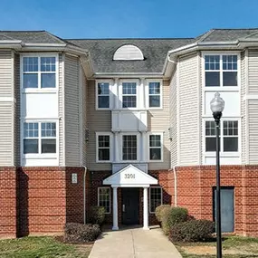 a row of town houses with a sidewalk in front of them