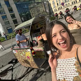 Bild von Rikscha & Bier Bike & Party Beer Bike - Leo Rickshaw Tours