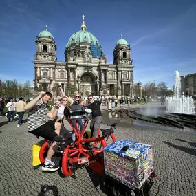 Bild von Rikscha & Bier Bike & Party Beer Bike - Leo Rickshaw Tours