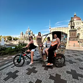 Bild von Berlin Rikscha & Bier Bike Tours- Leo Rickshaw Tours