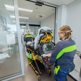 easyCab medical Mitarbeiter bringen Patienten auf Stryker auf die Intensivstation