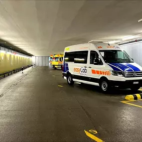 easyCab medical Krankentransportwagen in der Ambulanzhalle des Inselspitals Bern