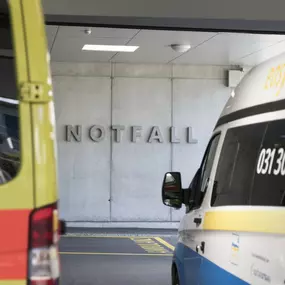 easyCab medical Krankentransportwagen neben Ambulanzfahrzeug beim Notfall