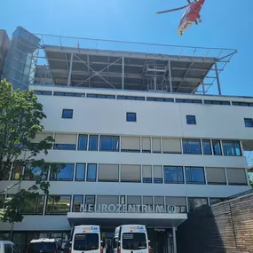 easyCab medical Krankentransportfahrzeuge vor dem Neurozentrum des Inselspital Bern