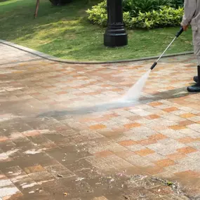 expert pressure washing contractor cleaning home sidewalk in austing tx