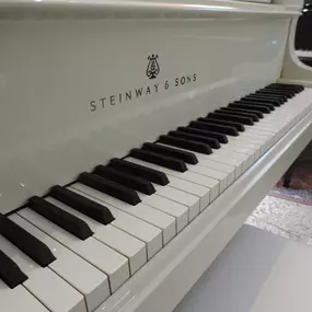 revidierter Steinway & Sons A-188  auch in Weiß poliert erhältlich